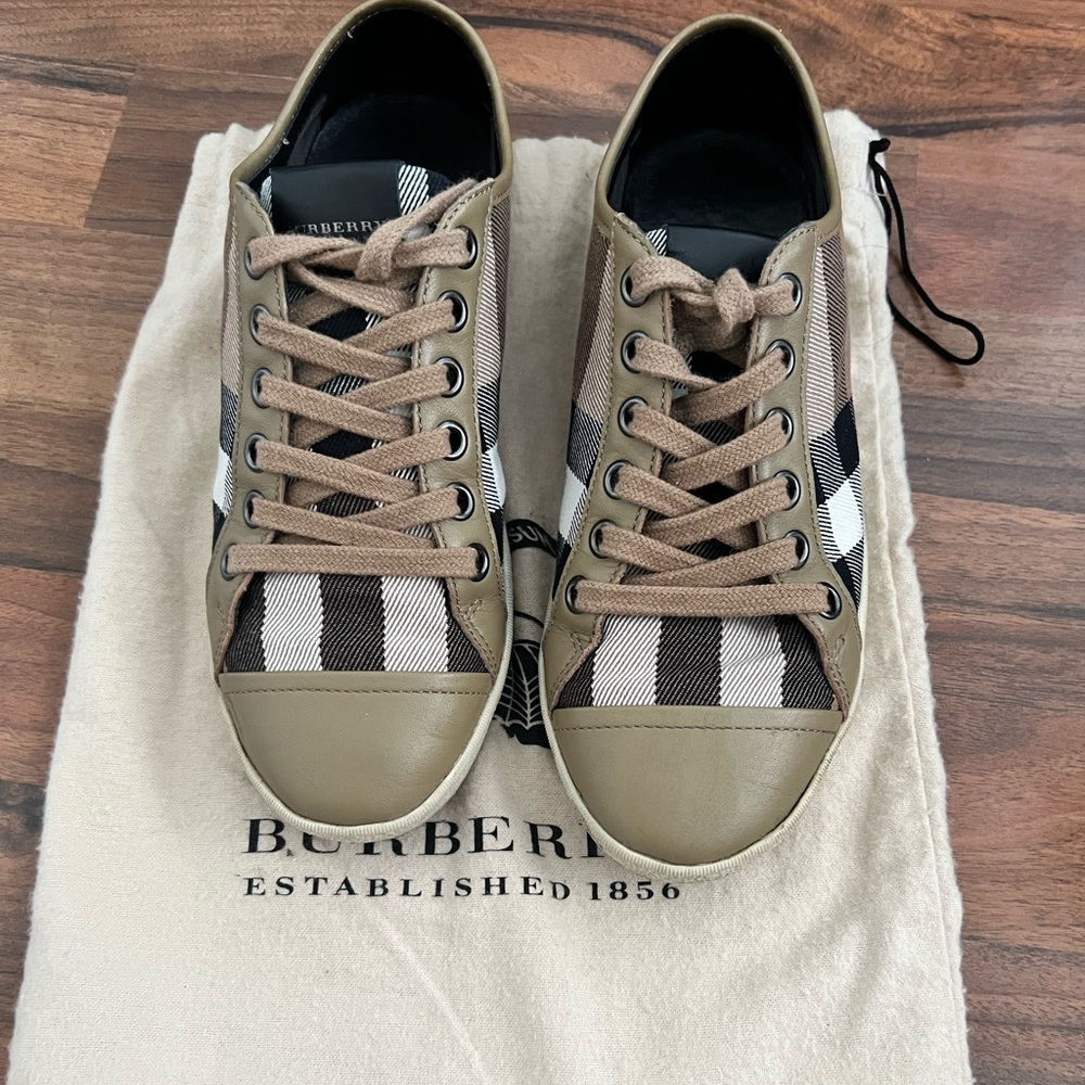 Burberry Authentic Sneakers. Size: 35